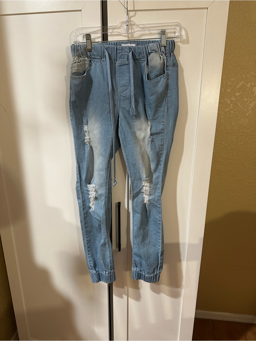 Juniors 3/25 Light Blue Distressed Women’s Jogger Jeans